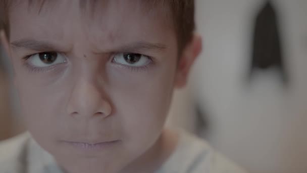Leuke Basisschooljongen Die Boos Kijkt Daarna Lacht Grumpy Kinderportret Hoge — Stockvideo