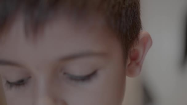 Közelíts Cuki Óvodás Fiú Szemére Arckifejezés Kiváló Minőségű Felvételek — Stock videók