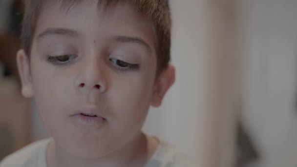 Liebenswertes Vorschulkind Das Lustige Gesichtsausdrücke Macht Hochwertiges Filmmaterial — Stockvideo