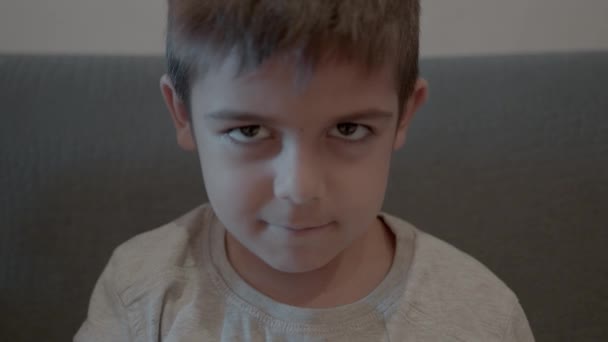 可爱的预言家孩子做有趣的面部表情 高质量的4K镜头 — 图库视频影像