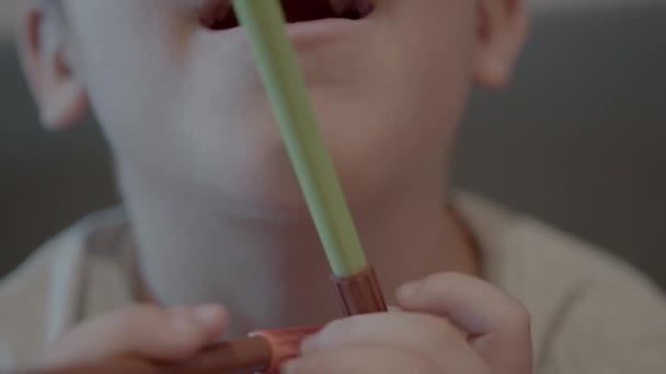 Närbild Munnen Barnet Autism Spektrum Leker Med Markörer Högkvalitativ Film — Stockvideo
