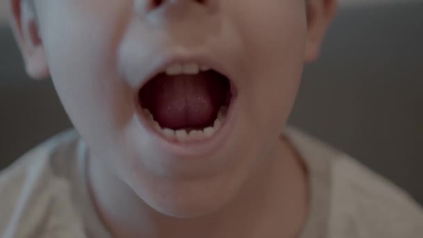 Λείπει Δόντι Κοντινό Πλάνο Ένα Χαμογελαστό Παιδί Που Δείχνει Ότι — Αρχείο Βίντεο