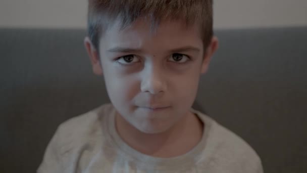 Αξιολάτρευτο Παιδί Που Κάνει Αστείες Εκφράσεις Προσώπου Υψηλής Ποιότητας Πλάνα — Αρχείο Βίντεο
