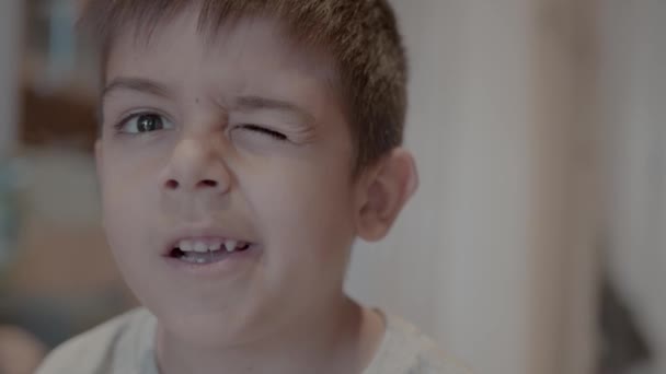 Porträt Eines Entzückenden Vorschulkindes Junge Zwinkert Die Kamera Hochwertiges Filmmaterial — Stockvideo