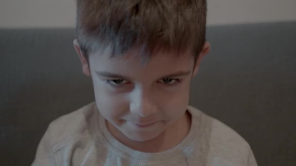 Liebenswertes Vorschulkind Das Lustige Gesichtsausdrücke Macht Hochwertiges Filmmaterial — Stockvideo