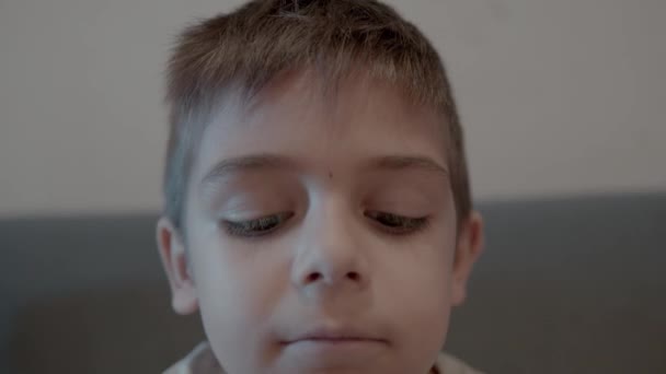 Schattig Kind Dat Glimlacht Naar Camera Gezichtsuitdrukking Van Een Gelukkig — Stockvideo
