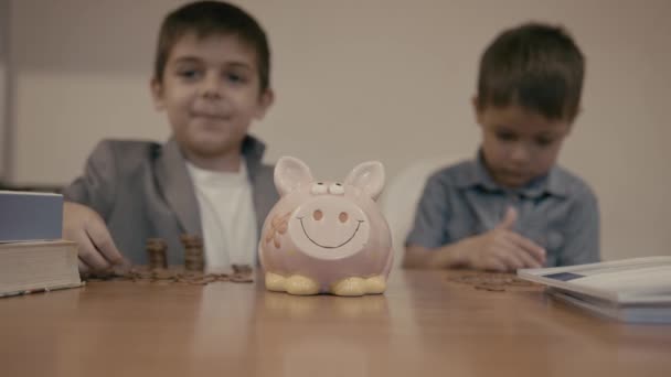 Концепция Ранних Инвестиций Сбережений Детей Два Брата Считают Монеты Старший — стоковое видео