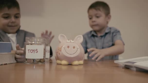 Educação Financeira Quer Precisa Rapazes Transferir Dinheiro Frasco Brinquedos Para — Vídeo de Stock