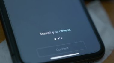 Mellieha, Malta 21.11.2023 - Bozuk ekran ile kameraları arayan Iphone. Dış kamera monitörü olarak telefonu kullanmak. Yüksek kalite 4k görüntü