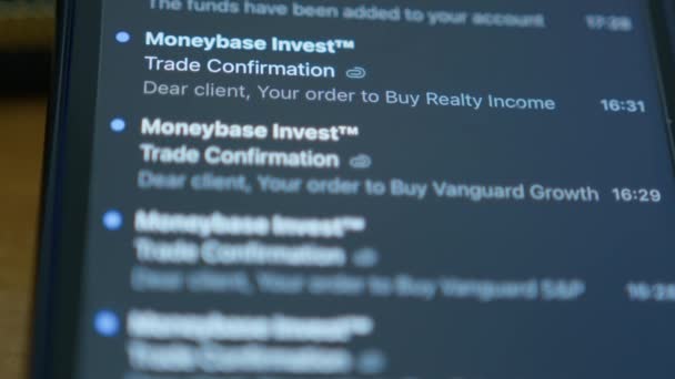 メリーハ マルタ 2023 Moneybase Investブローカーからの電子メールでの投資取引確認 高品質の4K映像 — ストック動画