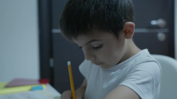 Rapaz Caucasiano Bonito Com Cabelo Escuro Escrever Trabalhos Casa Imagens — Vídeo de Stock