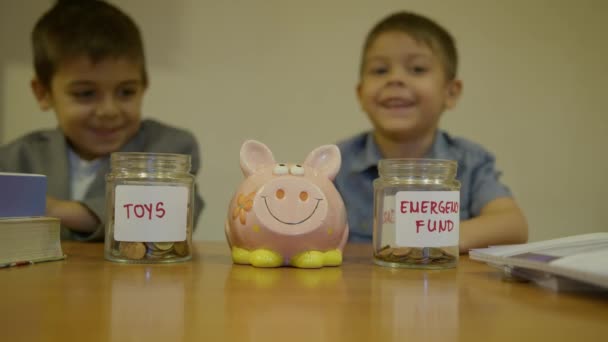 Finanzerziehung Und Braucht Spielzeug Und Notfalldosen Mit Sparschwein Der Mitte — Stockvideo