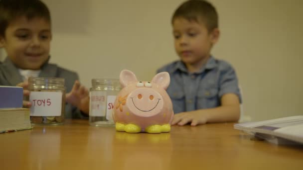 Edukacja Finansowa Chce Potrzebuje Chłopcy Przenoszą Pieniądze Słoika Zabawkami Słoika — Wideo stockowe