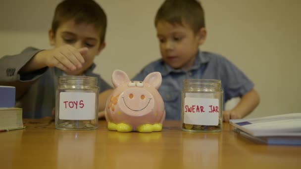 Educação Financeira Poupança Crianças Meninos Que Classificam Moedas Entre Economias — Vídeo de Stock