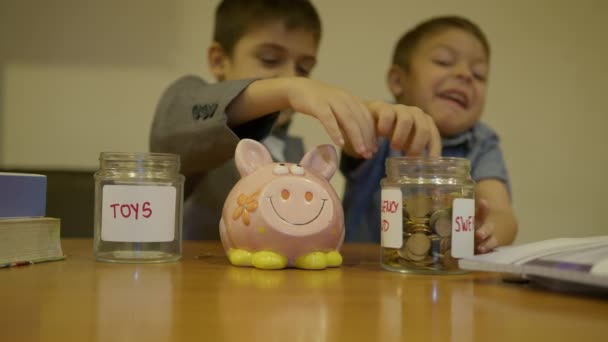 Finanční Vzdělání Dětské Úspory Dva Bratři Nesouhlasí Jménem Sklenice Nouzovým — Stock video