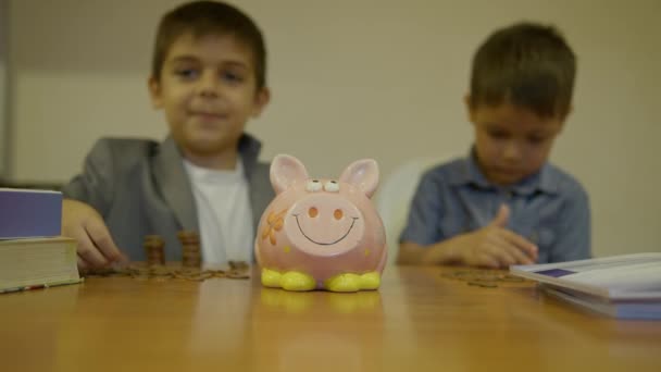 Frühinvestitionen Und Sparkonzept Für Kinder Zwei Brüder Die Münzen Zählen — Stockvideo
