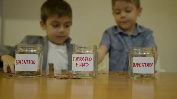 Educação Poupança Crianças Orçamento Irmãos Classificando Moedas Entre Frasco Educação — Vídeo de Stock