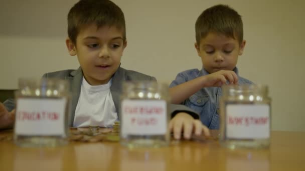 Ekonomisk Utbildning Och Sparande För Barn Koncept Bröder Som Har — Stockvideo
