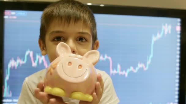 Včasné Investice Finanční Vzdělávání Roztomilý Předškolák Mlátí Prasátko Před Burzovním — Stock video