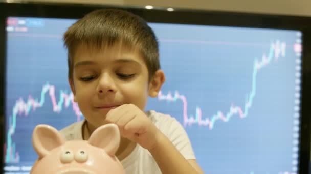 Frühe Investitionen Finanzielle Bildung Nettes Vorschulkind Knutscht Ein Sparschwein Vor — Stockvideo