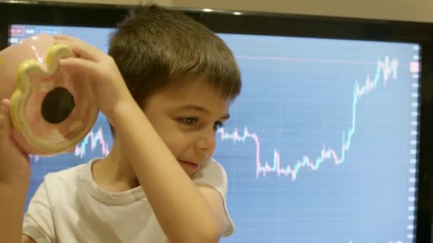 Roztomilý Chlapec Třese Prasaty Ztrácí Přehled Když Neslyší Peníze Prázdná — Stock video