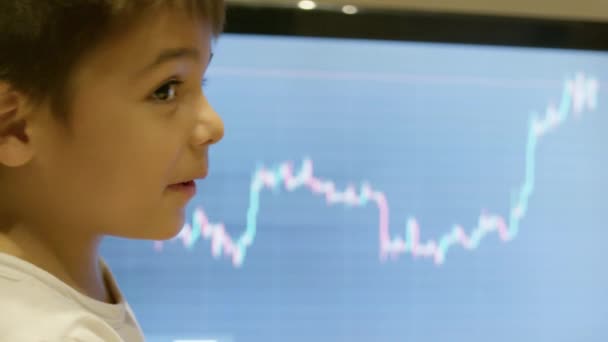 早期投资 金融教育 可爱的学龄前男孩点头点点头 追踪股市图表 高质量的4K镜头 — 图库视频影像