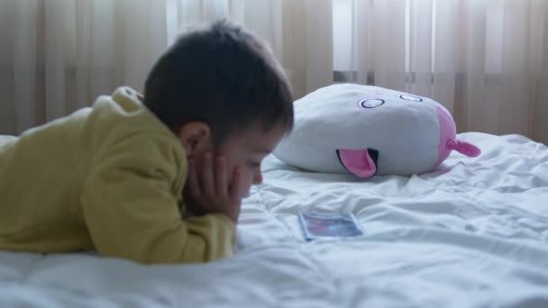 Mignon Enfant Âge Préscolaire Couché Sur Lit Regarder Des Dessins — Video