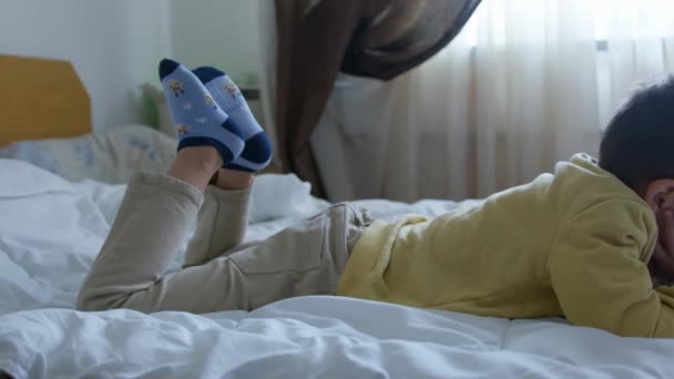 Мила Дошкільна Дитина Лежить Ліжку Дивиться Мультфільми Телефону Зосередьтеся Ногах — стокове відео