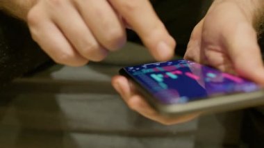 Finansal Analizci Yatırım Borsası 'nda Hisse Senedi Satın Aldı. Borsayı analiz etmek için telefonu kullanan adam. Seçici odaklanma. Yüksek kalite 4k görüntü