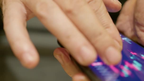 Фондовий Ринок Свічкової Діаграми Вид Телефон Руках Людини Перед Монітором — стокове відео