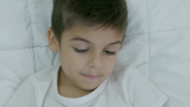 Niño Caucásico Cama Sintiéndose Mal Enojado Tosiendo Como Síntoma Resfriado — Vídeo de stock