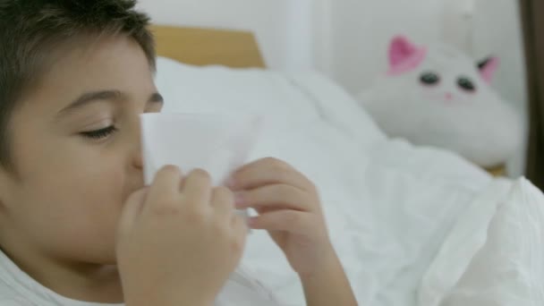 Biały Chłopiec Łóżku Źle Się Czuje Dmuchając Nos Powodu Przeziębienia — Wideo stockowe