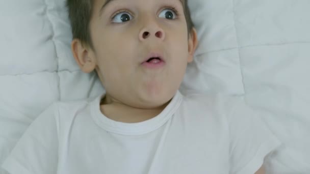 在床上的白人男孩感觉不适和愤怒 咳嗽是感冒或支气管炎的症状 卫生保健概念 慢动作高质量的4K镜头 — 图库视频影像