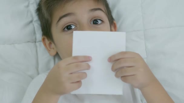 Kaukasiska Pojke Barn Sängen Känner Sig Sjuk Blåser Näsan Nysningar — Stockvideo