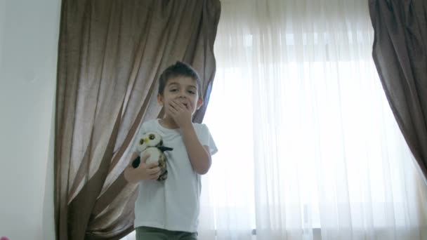 Mignon Enfant Âge Préscolaire Garçon Sautant Sur Lit Ralenti Images — Video