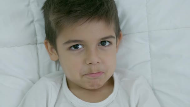 Retrato Niño Joven Enojado Acostado Cama Mostrando Pulgar Hacia Abajo — Vídeo de stock