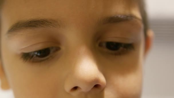 Κλείσε Θλιμμένα Μάτια Του Παιδιού Χαμηλή Κίνηση Υψηλής Ποιότητας Πλάνα — Αρχείο Βίντεο