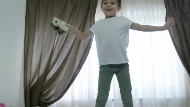 Copil Preșcolar Drăguț Băiat Sărind Pat Mișcare Lentă Înregistrare Înaltă — Videoclip de stoc