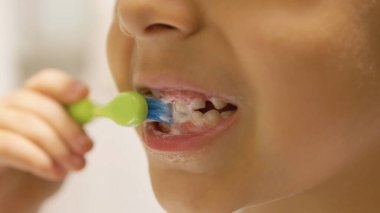 Diş hijyeni. Çocuk banyoda dişlerini fırçalıyor. Kapatın. Yüksek kalite fotoğraf