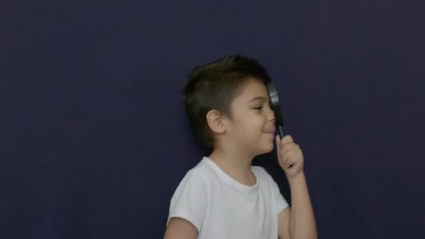 白人男孩用放大镜搜寻什么东西 兴奋的反应和大拇指向上 复制空间慢动作 高质量的4K镜头 — 图库视频影像