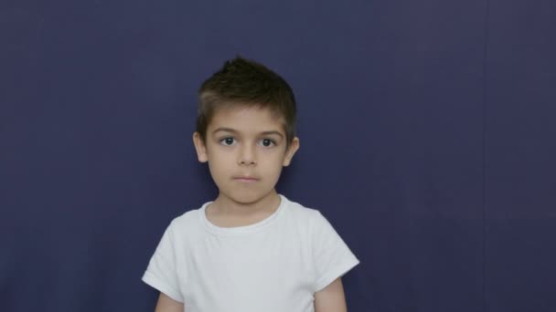 Retrato Niño Niño Edad Preescolar Mirando Través Lupa Aislado Sobre — Vídeo de stock