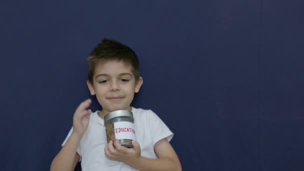 Дитячі Заощадження Милий Хлопчик Тримає Грошову Банку Заощадженнями Коледжу Освіта — стокове відео