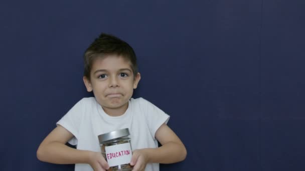 Niño Preescolar Caucásico Levantando Tarro Pesado Con Monedas Ahorros Para — Vídeo de stock