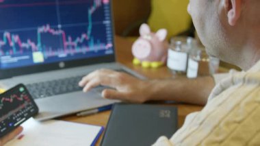 Borsa haritalarını analiz eden kıdemli bir adam. Gündüz ticareti ya da yatırım kararı. Yüksek kalite 4k görüntü