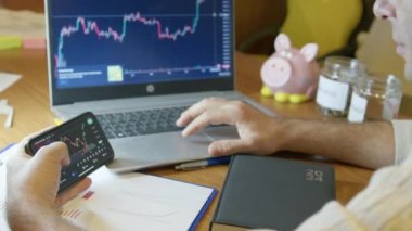 Borsa haritalarını analiz eden kıdemli bir adam. Gündüz ticareti ya da yatırım kararı. Yüksek kalite 4k görüntü