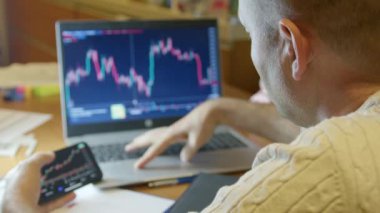 Borsa haritalarını analiz eden kıdemli bir adam. Gündüz ticareti ya da yatırım kararı. Yüksek kalite 4k görüntü