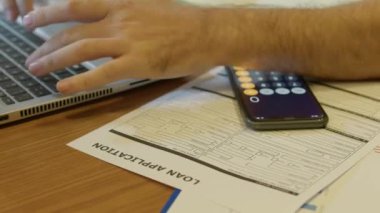 Dizüstü bilgisayarda çalışan adamın önünde kredi başvurusu yapıldı. - Evet. Yüksek kalite 4k görüntü