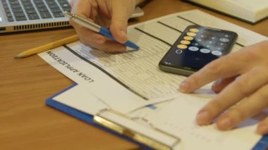 Dizüstü bilgisayarda çalışan adamın önünde kredi başvurusu yapıldı. - Evet. Yüksek kalite 4k görüntü