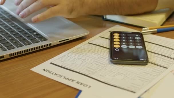 Заявка Кредит Рабочем Столе Перед Человеком Работающим Над Ноутбуком Высококачественные — стоковое видео