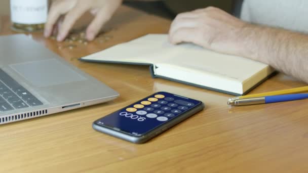 Hombre Usando Calculadora Clasificando Dinero Frascos Para Retiro Fondo Emergencia — Vídeos de Stock